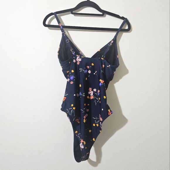 Cupshe Ditsy One Piece Swimsuit - Picture 2 of 9